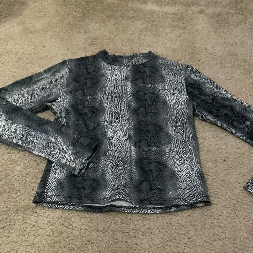 Short turtle neck long sleeve shirt